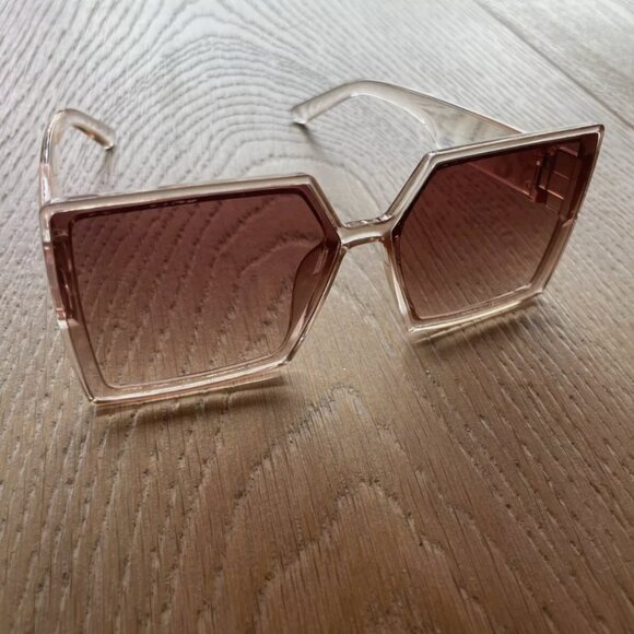 Cheap and chic sunglasses-- with an oversized fashion impact! - Picture 11 of 12